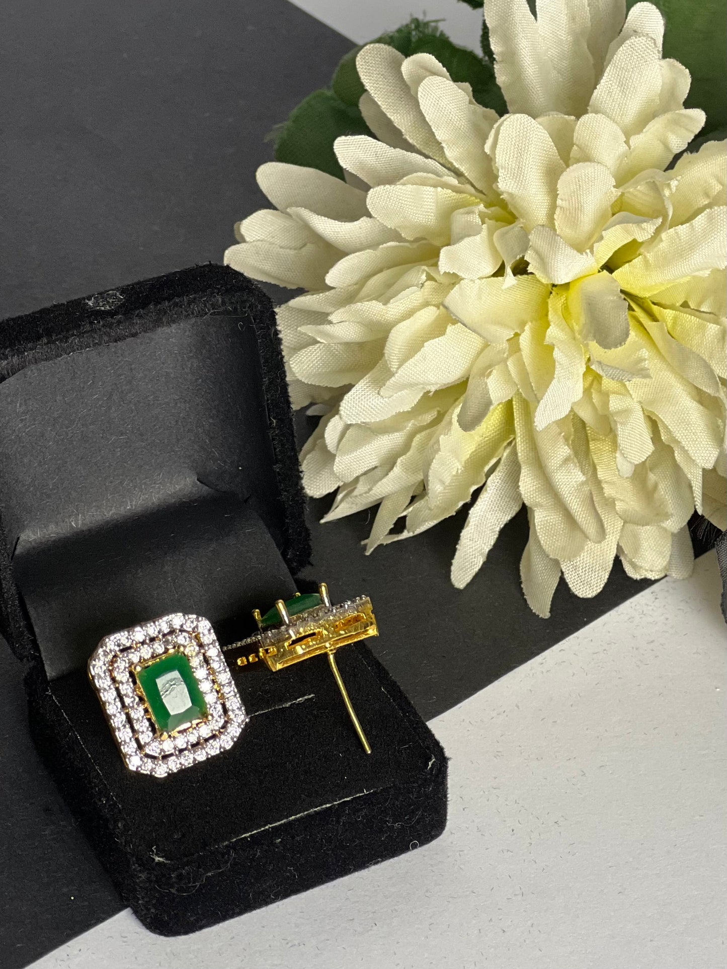 Vintage Emerald Radiance Stud