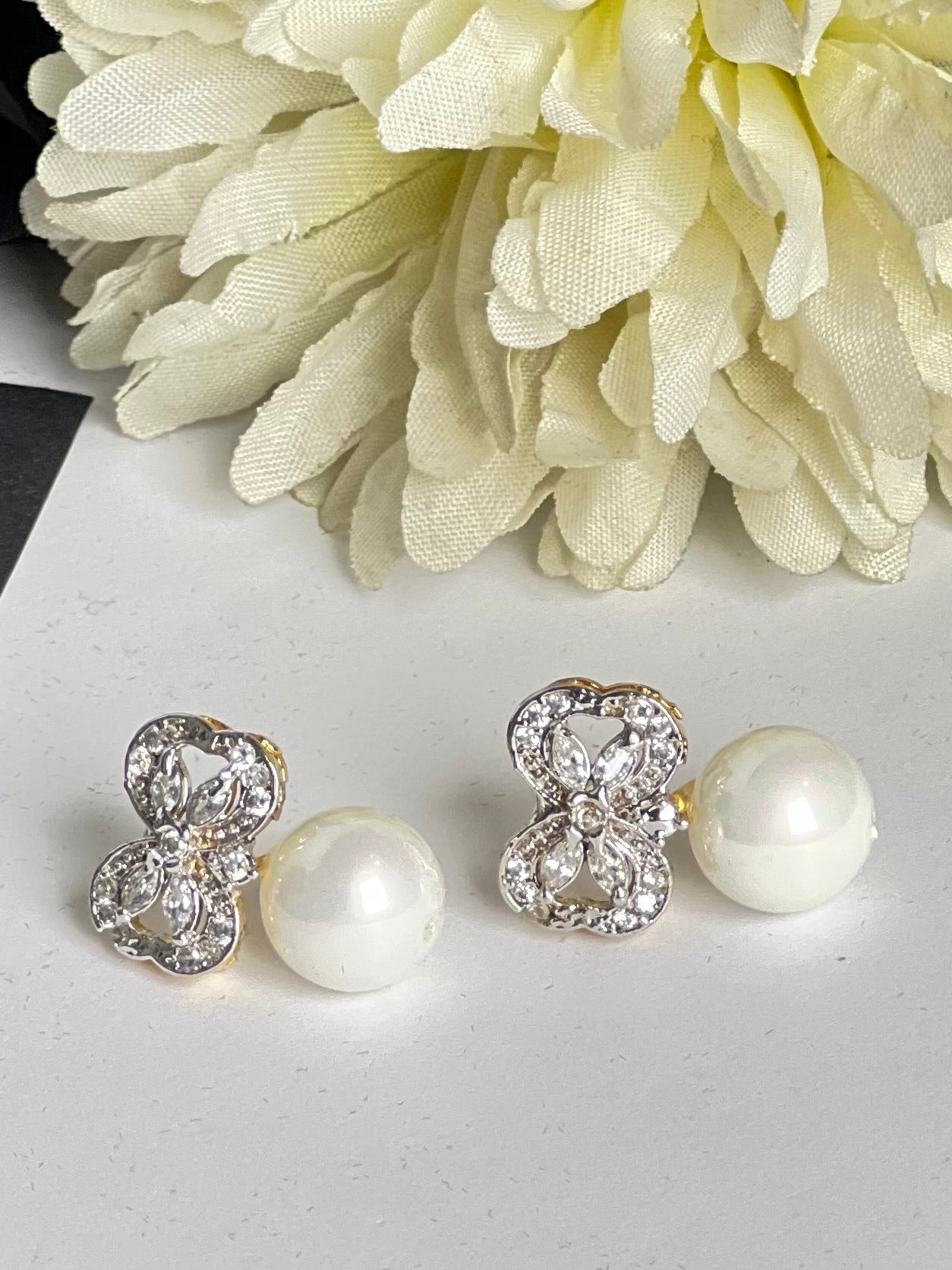 Fluttering Pearl Stud